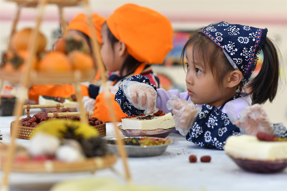 2025年10月29日，在山東省青島市城陽區(qū)棘洪灘街道中心幼兒園開展的重陽傳統(tǒng)文化體驗(yàn)活動(dòng)上，小朋友在學(xué)做重陽糕。王海濱攝