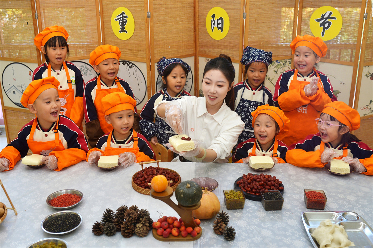 2025年10月29日，在山東省青島市城陽區(qū)棘洪灘街道中心幼兒園開展的重陽傳統(tǒng)文化體驗(yàn)活動(dòng)上，老師為小朋友講解重陽糕制作步驟。王海濱攝