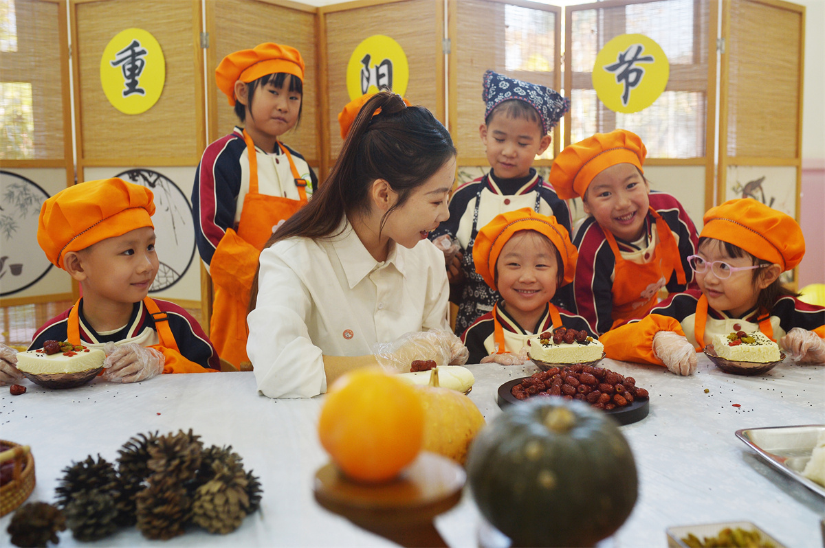 2025年10月29日，在山東省青島市城陽區(qū)棘洪灘街道中心幼兒園開展的重陽傳統(tǒng)文化體驗(yàn)活動(dòng)上，老師為小朋友講解重陽糕制作步驟。王海濱攝