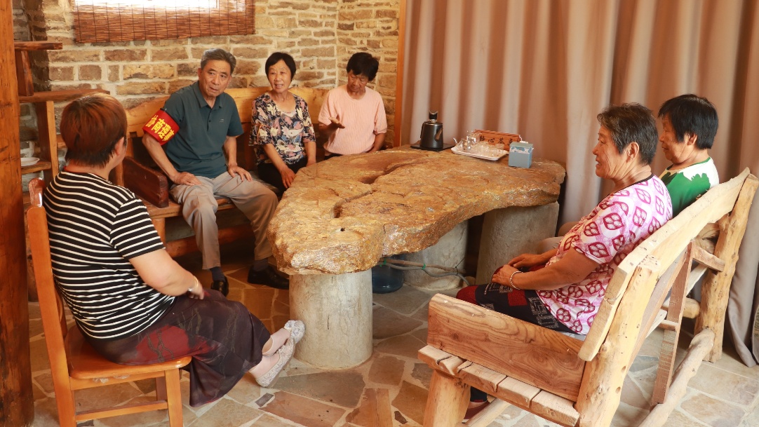 2025年7月，玫瑰鎮(zhèn)北石硤村協(xié)商驛站內(nèi)，協(xié)商理事與議事群眾共同開(kāi)展“微議事”活動(dòng)。