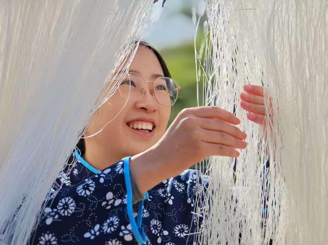 工人正在曬場(chǎng)上晾曬粉絲。周揚(yáng)攝