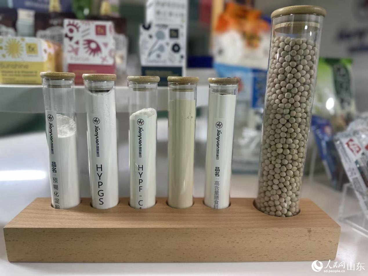 山東健源生物工程股份有限公司從豌豆中提取出的蛋白肽、膳食纖維等。人民網(wǎng) 喬姝攝