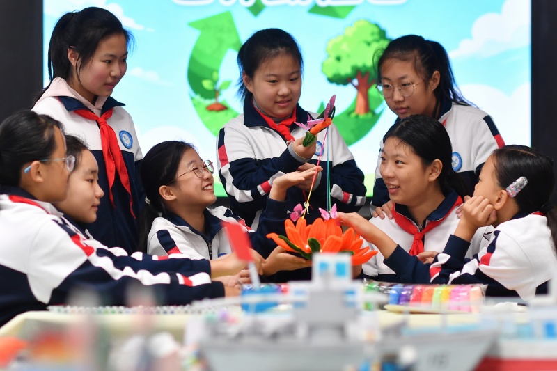2025年10月31日，在山東省青島市市北區(qū)鄭州路小學(xué)開展的“變廢為寶倡節(jié)約”主題活動(dòng)上，學(xué)生們展示利用廢舊材料制作的蓮花燈。
