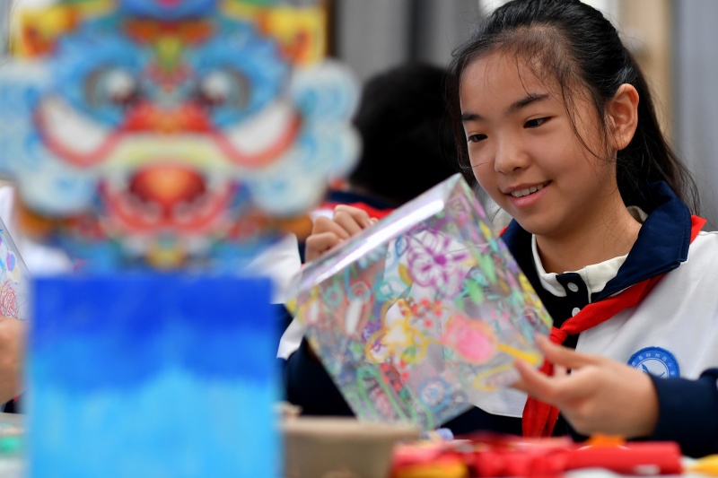 學(xué)生在利用蛋糕盒制作工藝擺件。