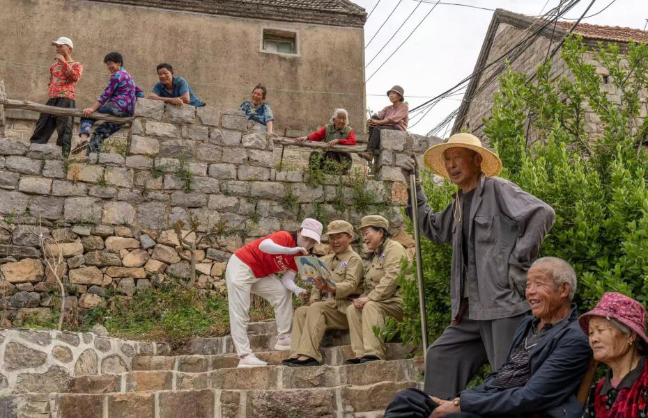 藤花峪村村民與演出人員。 達朝霞攝