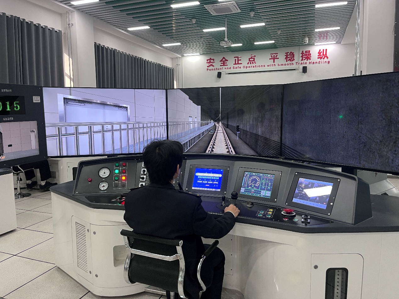 濟(jì)南工程職業(yè)技術(shù)學(xué)院軌道交通系學(xué)生正在練習(xí)操作。崔子儀攝