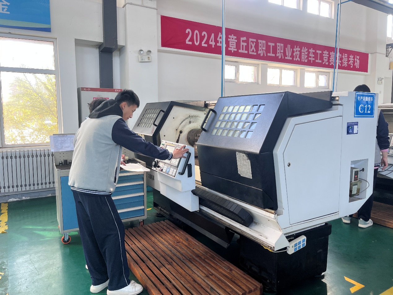 章丘中等職業(yè)學(xué)校數(shù)控專業(yè)學(xué)生正在車間實(shí)操。崔子儀攝