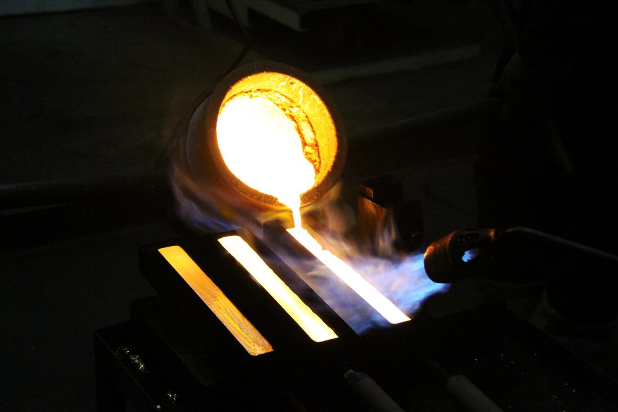 黃金精煉提純。石燕攝