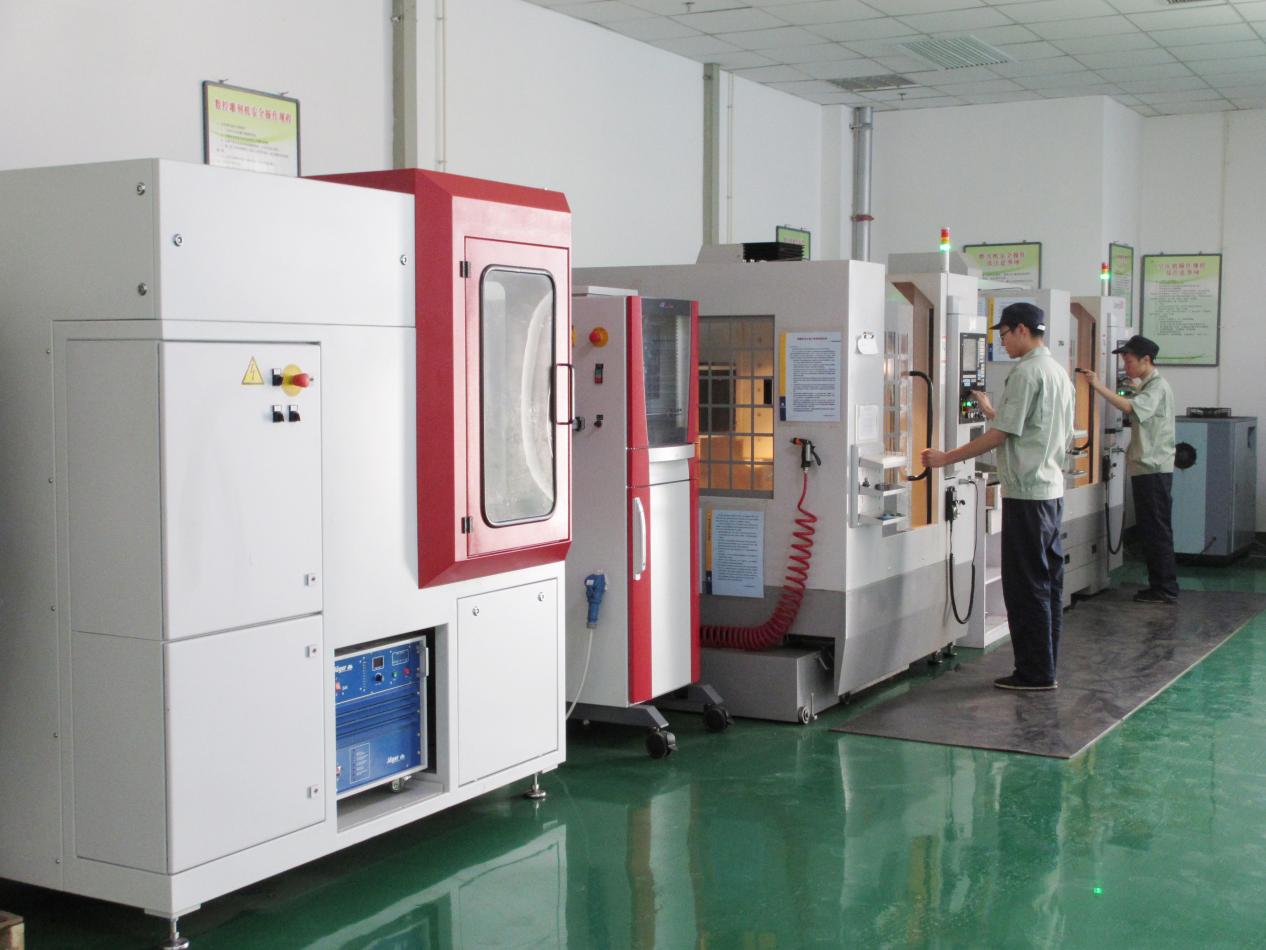 工作人員正在操作黃金模具精雕機(jī)。石燕攝