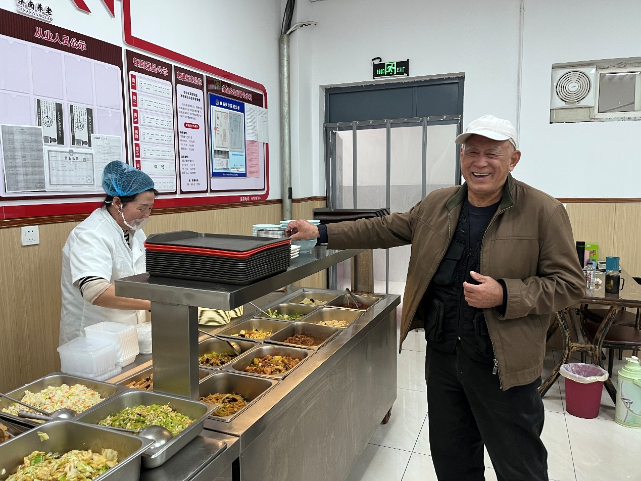 長者食堂內(nèi)，居民正在候餐。崔子儀攝