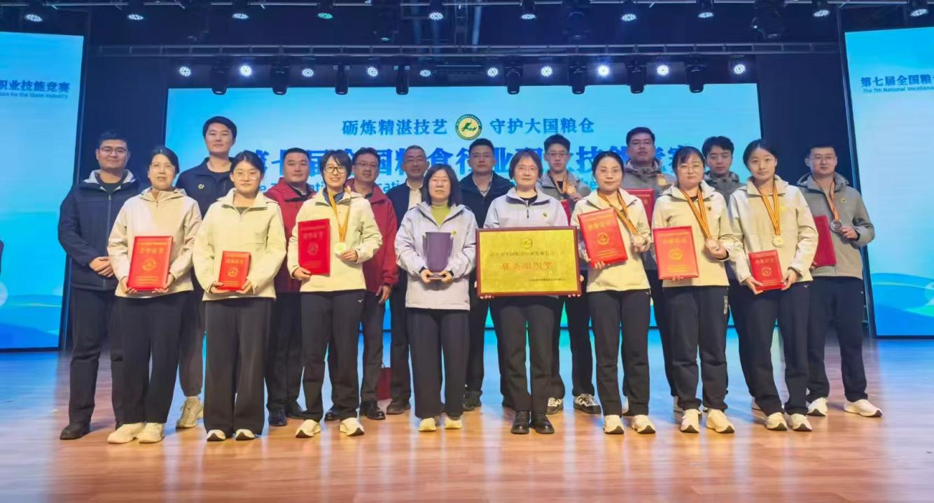 我省獲優(yōu)秀組織獎，參賽選手和裁判員、教練員合影留念