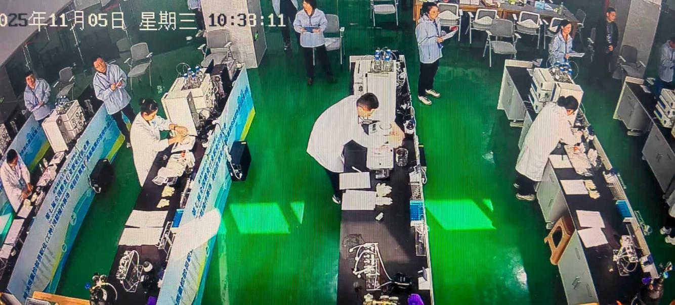 省糧油檢測中心董斌（右二）參加質檢項目實操的實時監(jiān)控畫面