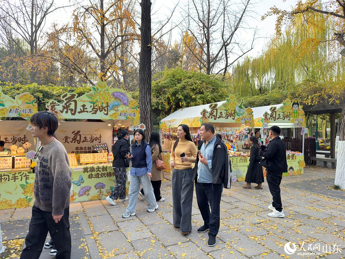 《賞菊正當時》集市，游客可觀可感。人民網(wǎng) 莊潤澤攝