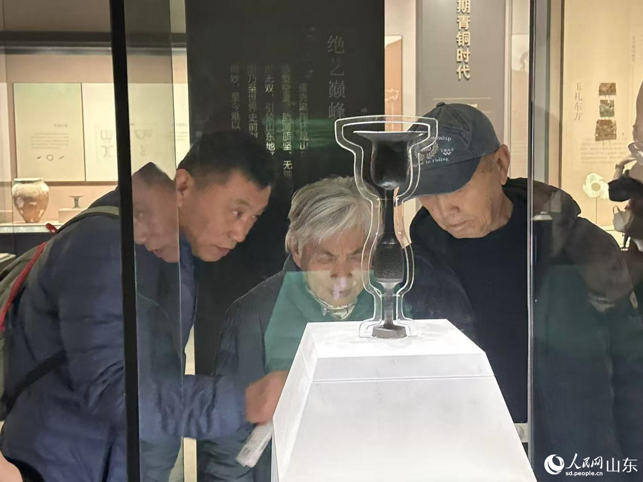 參觀者駐足于山東博物館的蛋殼黑陶展柜前。人民網(wǎng) 喬姝攝
