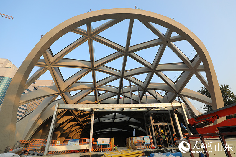 濟南地鐵4號線泉城公園站“花瓣”形出入口。人民網(wǎng)記者 劉祺攝