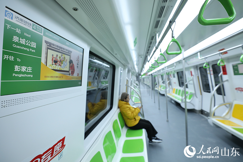 記者體驗乘坐濟南地鐵4號線。人民網(wǎng)記者 劉祺攝