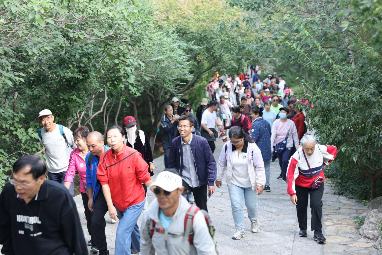 市民游客在濟南佛慧山參加“一城山色·登山打卡”健步活動。子龍攝