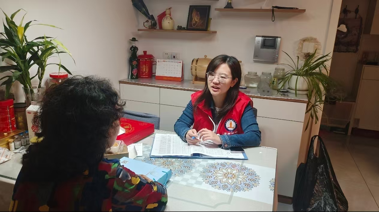 網(wǎng)格員深入居民家中開展入戶走訪，了解居民急難愁盼問題。