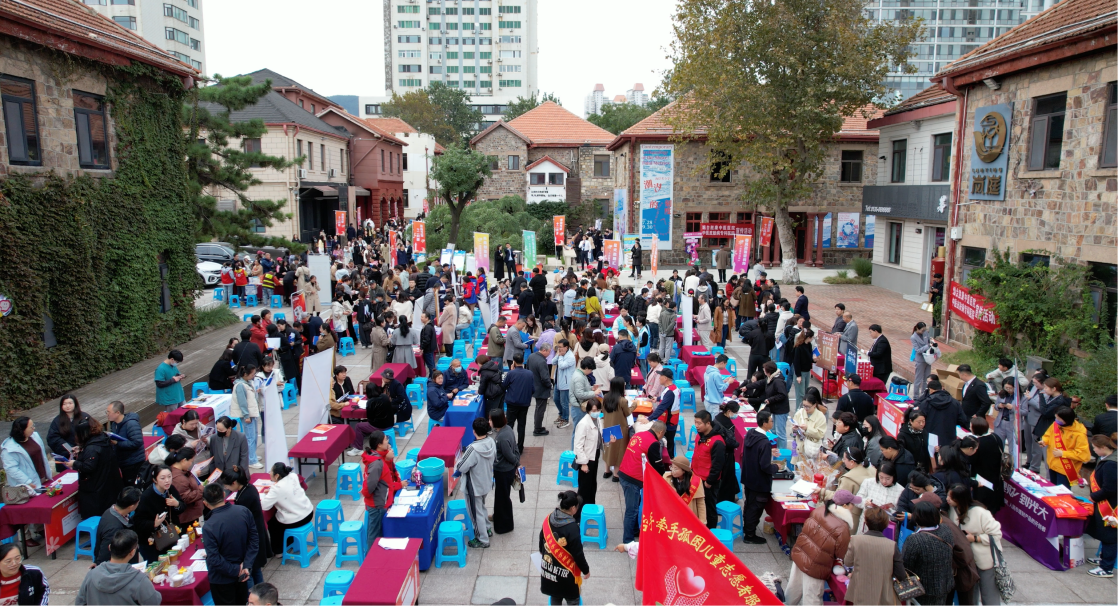 芝罘區(qū)開展“善治芝罘·十二月薈”“一站式”供需對(duì)接會(huì)，現(xiàn)場匯集217家資源方，達(dá)成初步合作意向項(xiàng)目800余項(xiàng)。