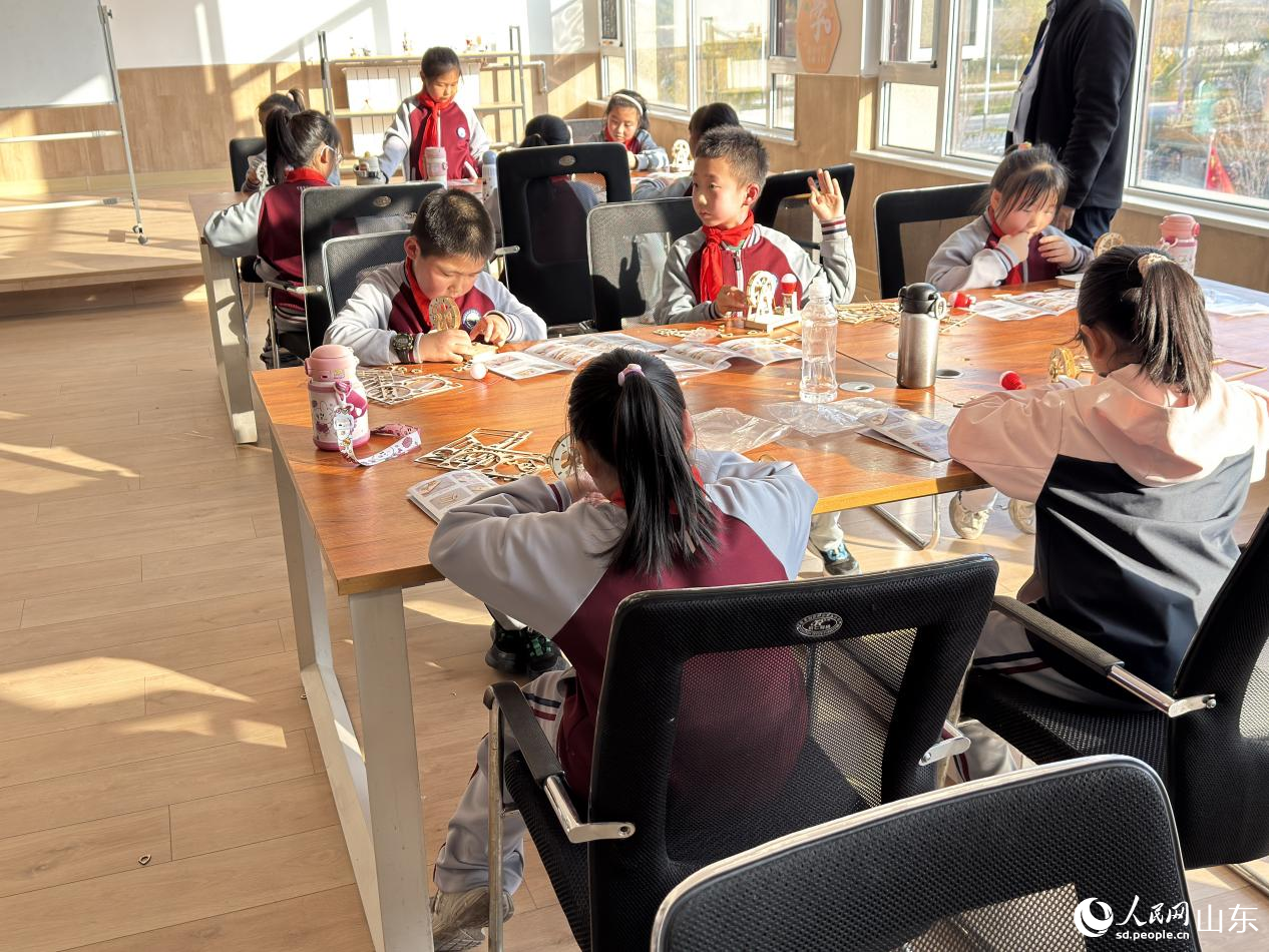 物理實(shí)驗(yàn)手工課現(xiàn)場(chǎng)。人民網(wǎng) 莊潤(rùn)澤攝