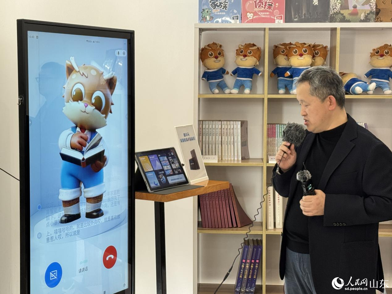 王清林正在演示與鹿非馬AI教師對(duì)話。人民網(wǎng) 莊潤(rùn)澤攝
