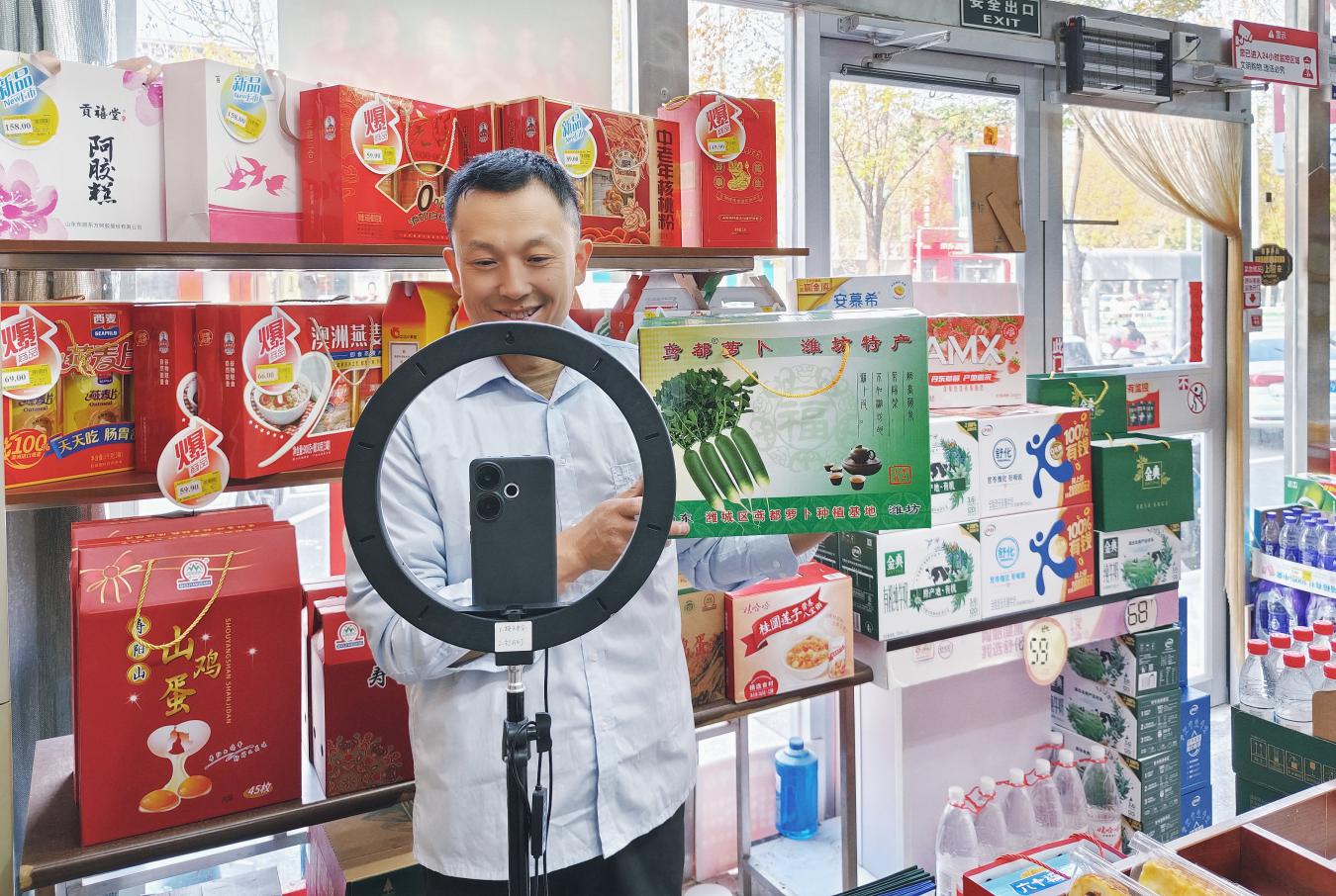 楊偉冬用直播方式銷售家鄉(xiāng)特產(chǎn)