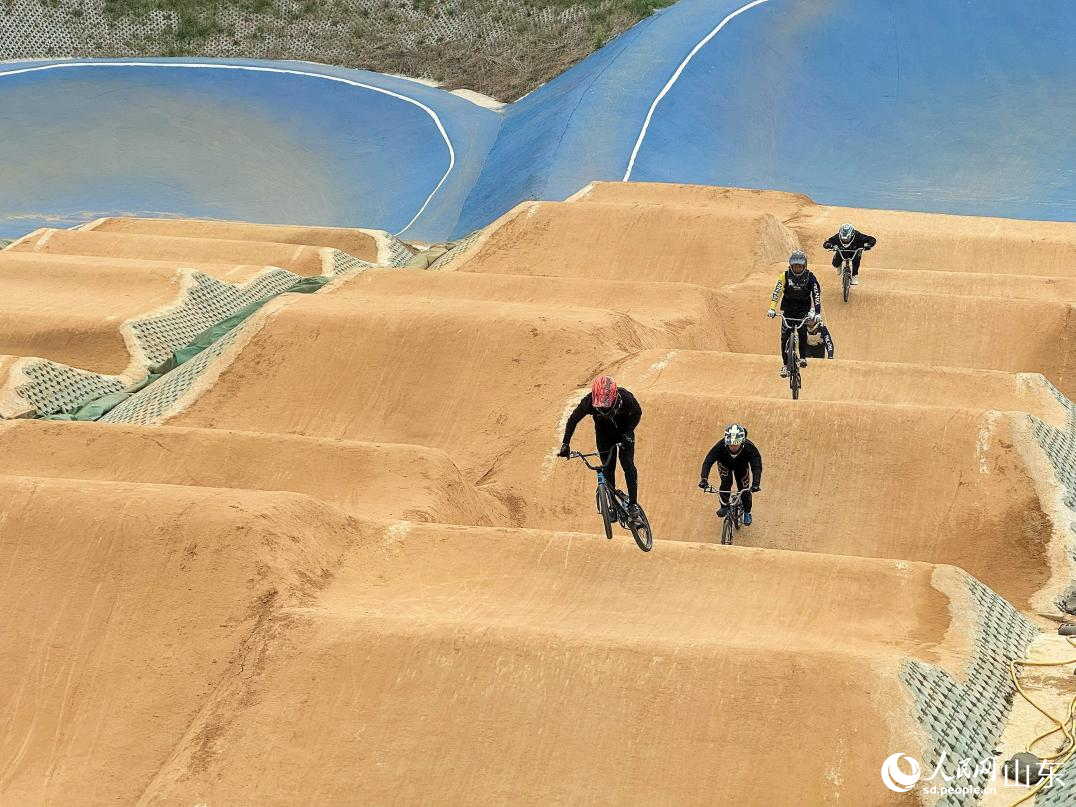 學(xué)員在競(jìng)速小輪車訓(xùn)練場(chǎng)練習(xí)。 李子悅 攝