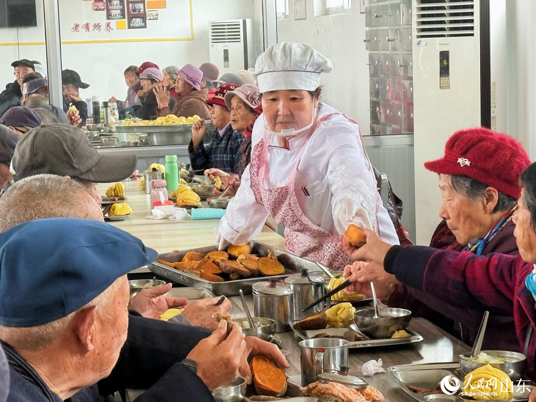 城后王家村老年人助餐點(diǎn)工作人員發(fā)放餐食。 李子悅 攝