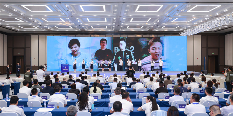 網(wǎng)絡(luò)名人“云合唱”與濱州大學(xué)生合唱團(tuán)聯(lián)袂演繹山東網(wǎng)絡(luò)文明主題曲《子曰》