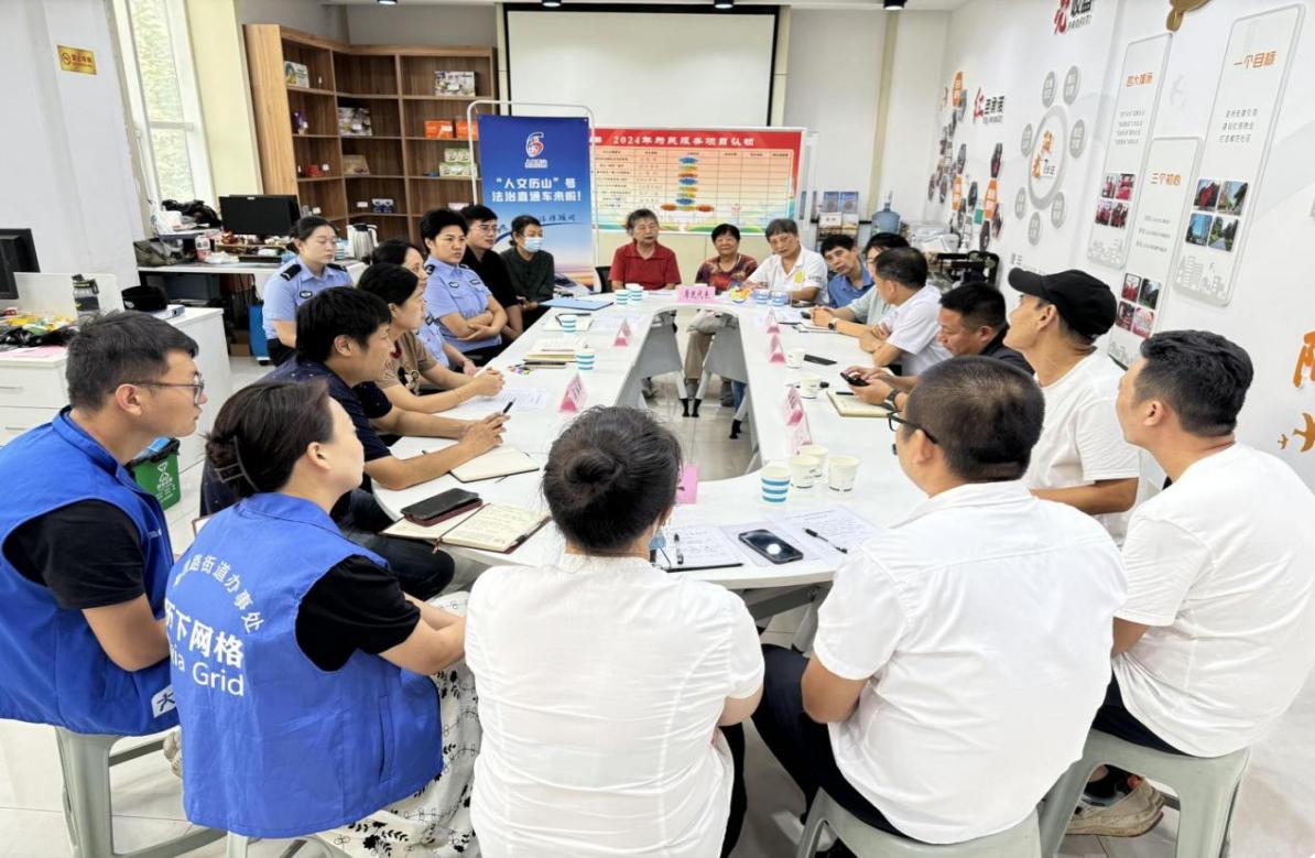 歷山路社區(qū)針對(duì)小區(qū)停車(chē)難問(wèn)題組織議事協(xié)商