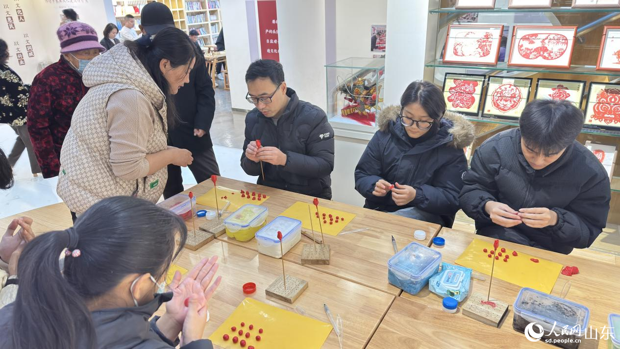 非遺空間內(nèi)，孟式面塑教學(xué)現(xiàn)場。人民網(wǎng) 莊潤澤攝