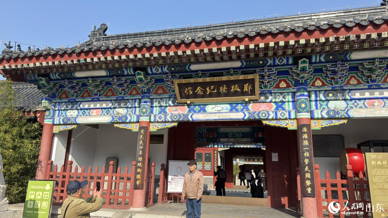 游客們參觀鄭板橋紀(jì)念館。人民網(wǎng) 莊潤澤攝