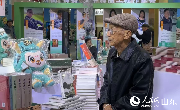 活動(dòng)現(xiàn)場(chǎng)，讀者瀏覽展出書籍。人民網(wǎng)記者 喬姝攝