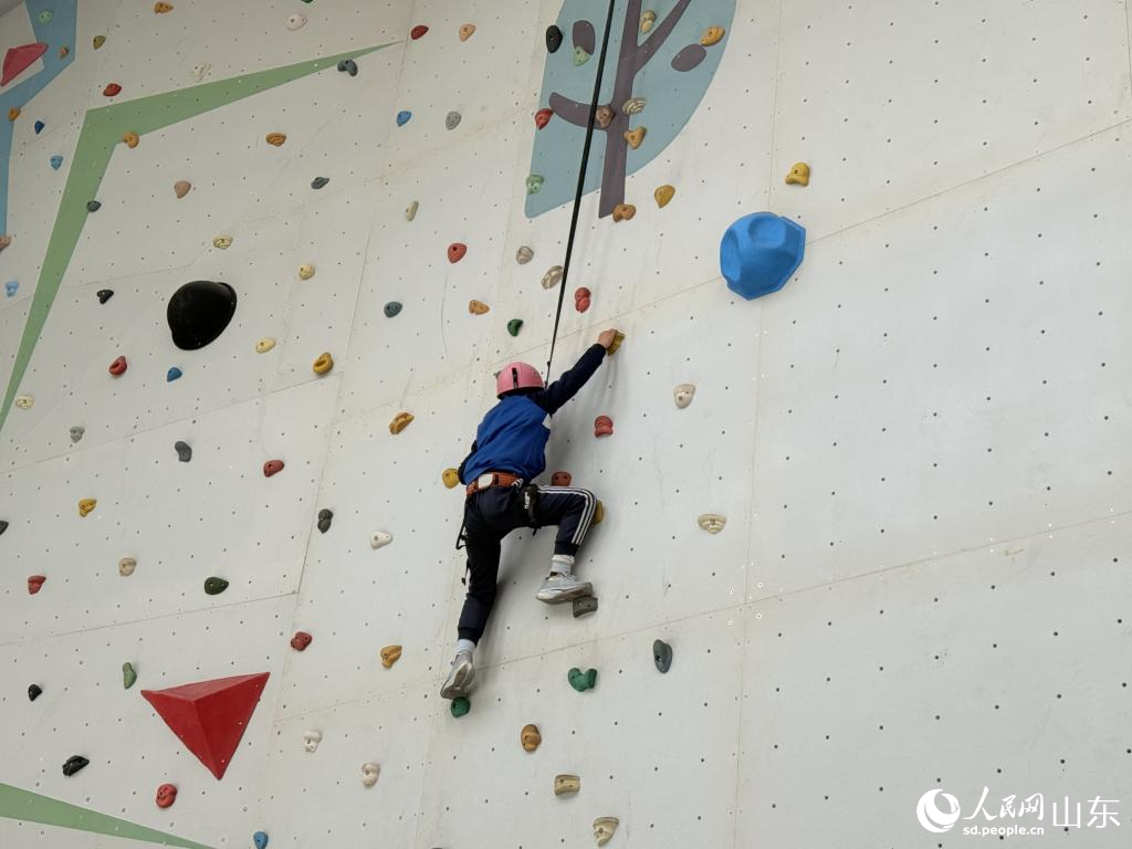 研學(xué)學(xué)生正在練習(xí)攀巖。 李子悅 攝