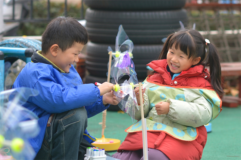 2025年11月25日，小朋友在山東省青島市市北區(qū)高安路幼兒園開展的“色彩日”主題活動上進(jìn)行自制風(fēng)車彩繪。王海濱攝