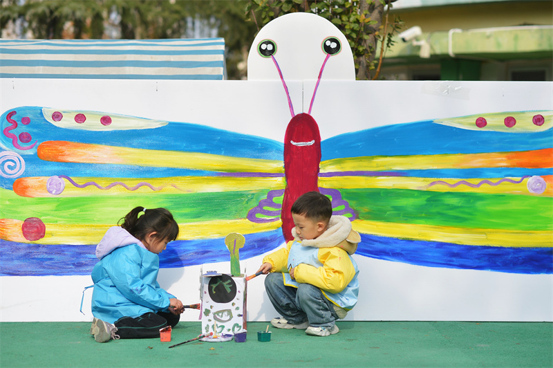 2025年11月25日，小朋友在山東省青島市市北區(qū)高安路幼兒園開展的“色彩日”主題活動上進(jìn)行彩繪創(chuàng)作。王海濱攝