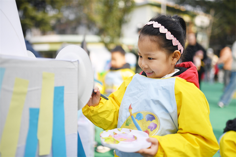 2025年11月25日，小朋友在山東省青島市市北區(qū)高安路幼兒園開展的“色彩日”主題活動上進(jìn)行彩繪創(chuàng)作。王海濱攝