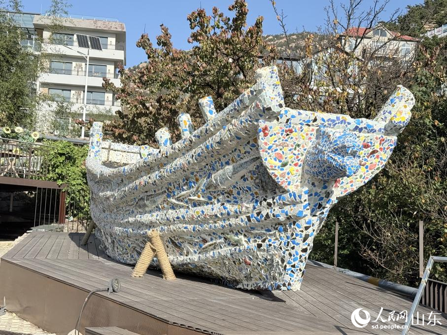 東麥窯村瓷片裝飾的木船。 人民網 李子悅攝