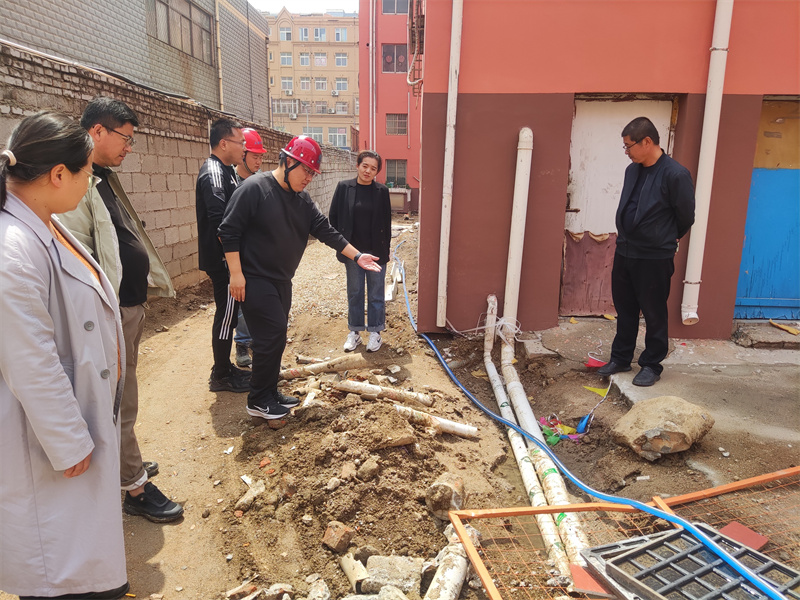 2025年4月17日，網(wǎng)格員在走訪中發(fā)現(xiàn)觀海苑小區(qū)路面因改造施工導(dǎo)致管道淤堵，通過平臺(tái)將信息上報(bào)至街道和區(qū)直有關(guān)部門后，第一時(shí)間得到處置