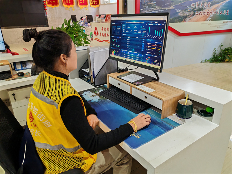 2025年10月21日，碧霞湖社區(qū)社區(qū)工作者利用智慧治理平臺(tái)發(fā)布社區(qū)志愿服務(wù)活動(dòng)任務(wù)