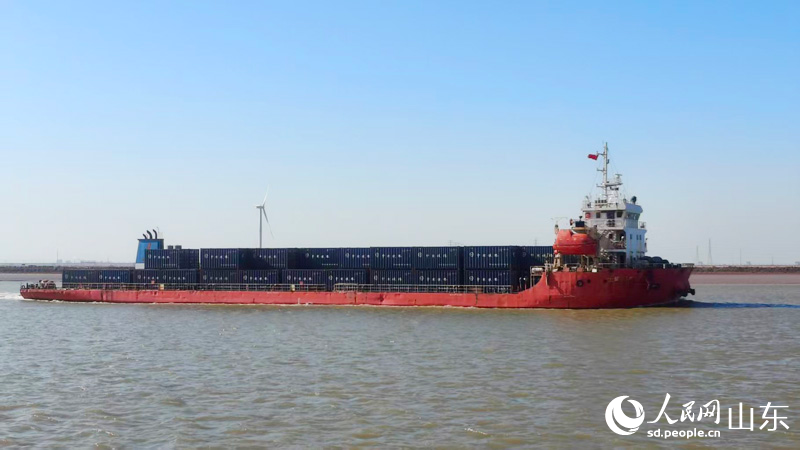 一艘滿載貨物的輪船駛進(jìn)魏橋港。人民網(wǎng)記者 宋翠攝