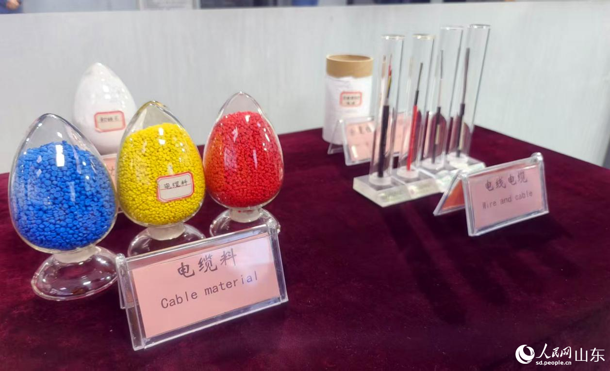 超細(xì)氫氧化鋁微粉是充電線、光伏電纜和鋰電池隔膜的關(guān)鍵材料。人民網(wǎng)記者 宋翠攝