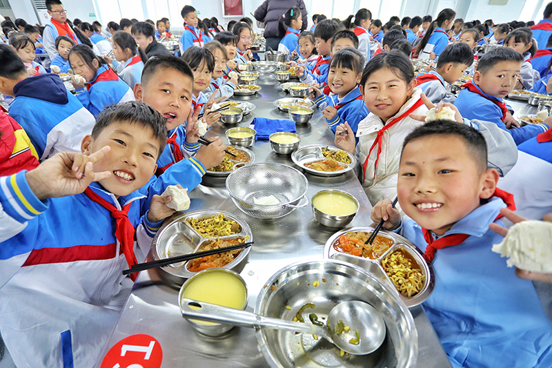 學(xué)生們在開心用餐。陳陽攝