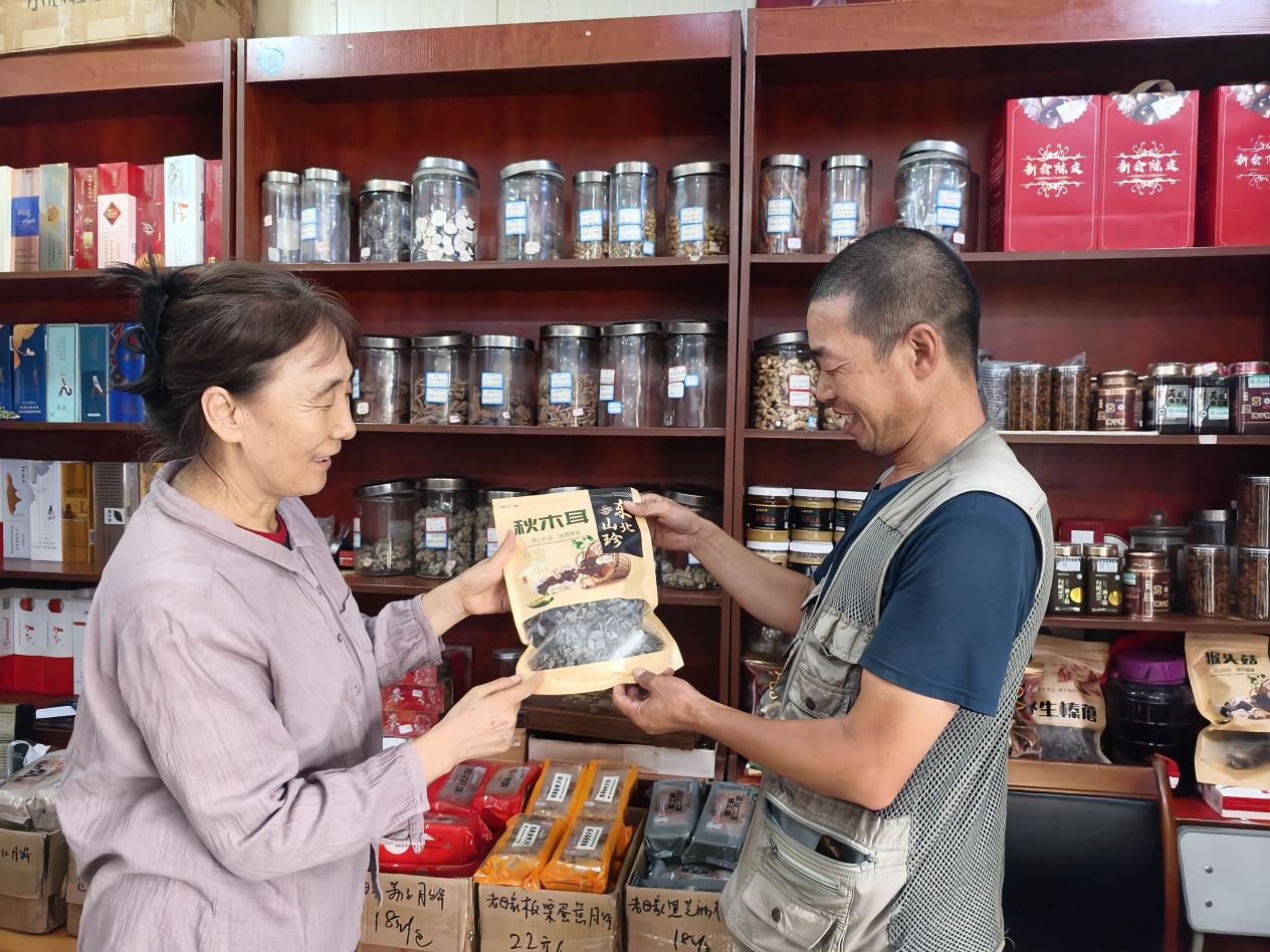 宋秀梅向顧客介紹家鄉(xiāng)的黑木耳