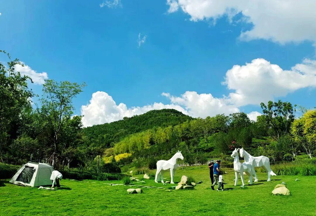歷下區(qū)茂嶺山公園白馬雕塑共享綠地