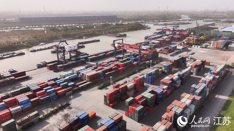 2024年，淮安港以突破57萬(wàn)標(biāo)箱的內(nèi)河集裝箱吞吐量，連續(xù)16年位列江蘇省內(nèi)河港口第一名。人民網(wǎng)記者 余樂攝