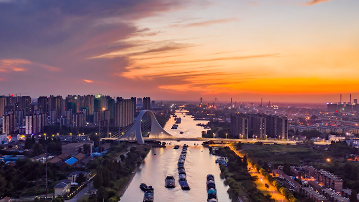 1483公里內(nèi)河航道、249公里三級(jí)以上高等級(jí)航道，構(gòu)筑起淮安“通江達(dá)?！钡默F(xiàn)代水運(yùn)骨架?；窗彩形W(wǎng)信辦供圖