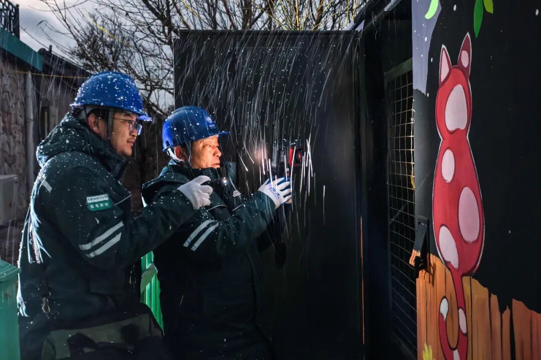 國網(wǎng)諸城市供電公司工作人員在皇華鎮(zhèn)蔡家溝村2號臺區(qū)開展夜巡測溫