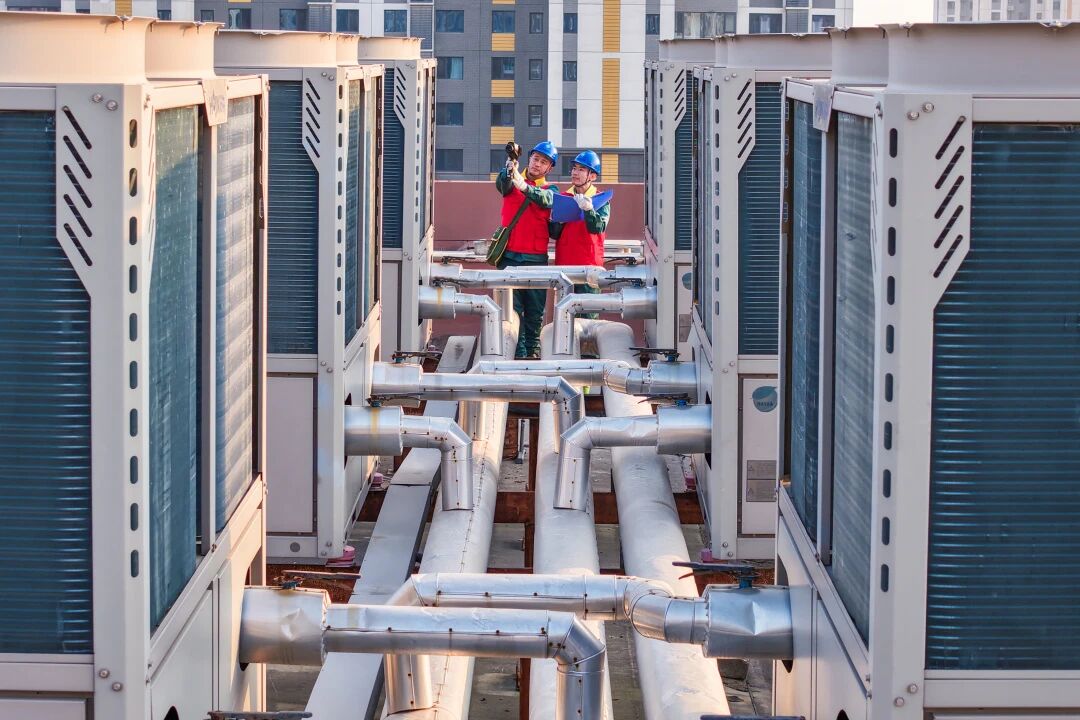 國網(wǎng)濟寧供電公司工作人員對空氣源熱泵取暖設備開展用電隱患排查