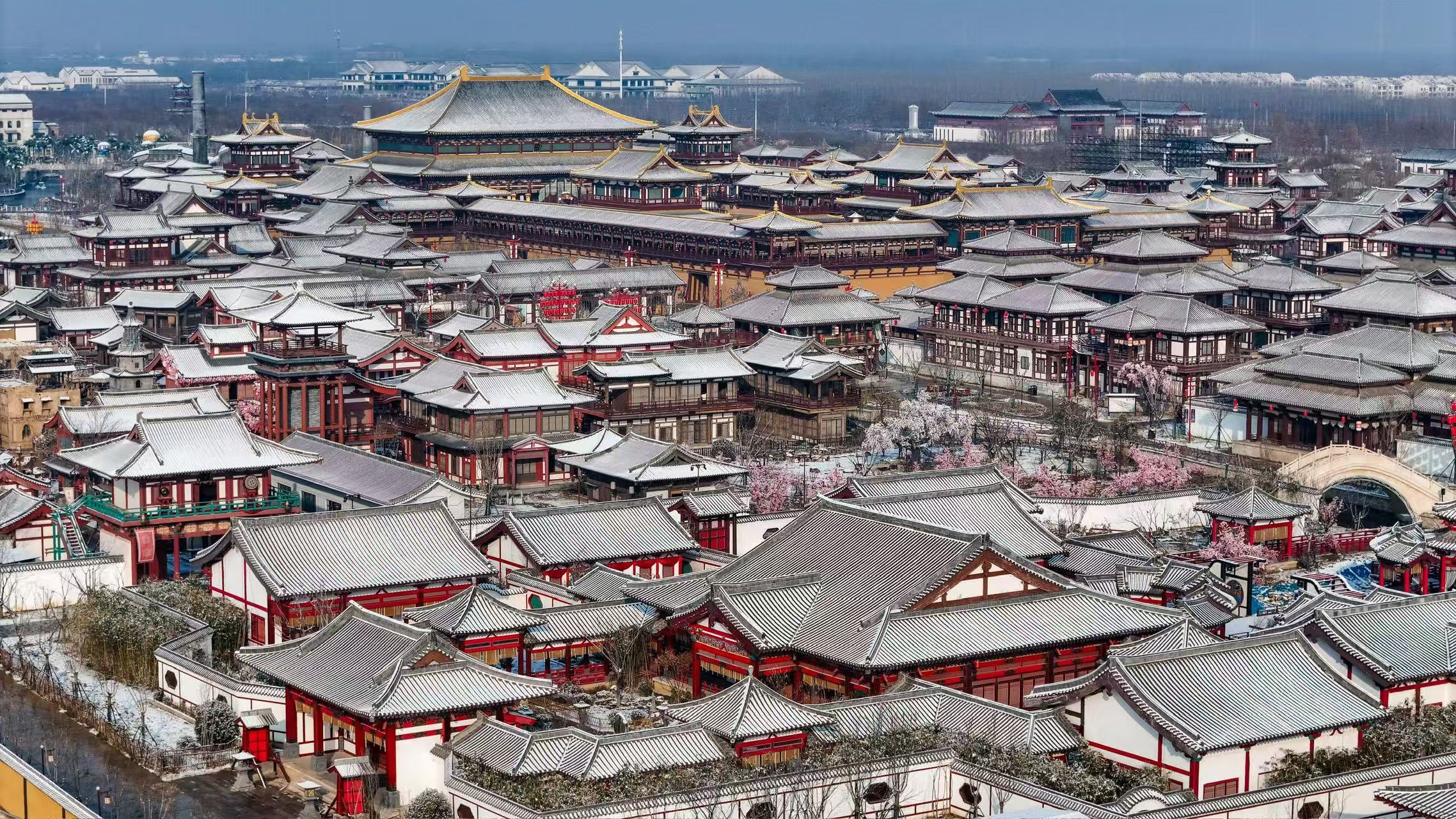 落雪后的山東省樂陵影視城銀裝素裹